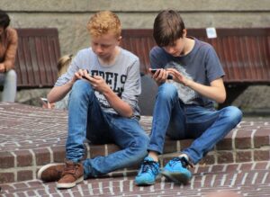 “Genitori Digitali: crescere figli consapevoli nel mondo della tecnologia”